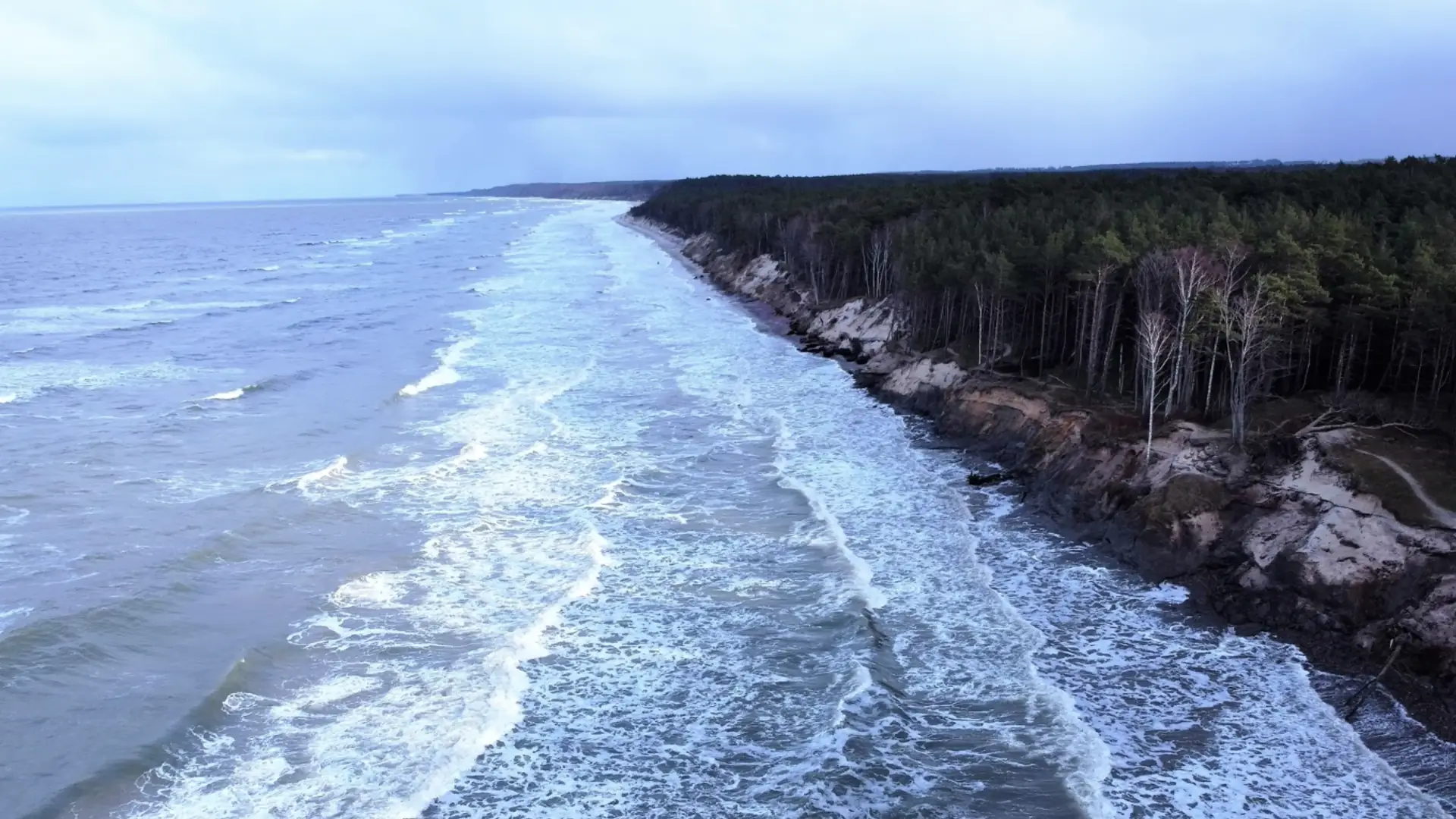 Bałtyk porwał plażę koło Ustki. "Brakuje piasku do naturalnej odbudowy"