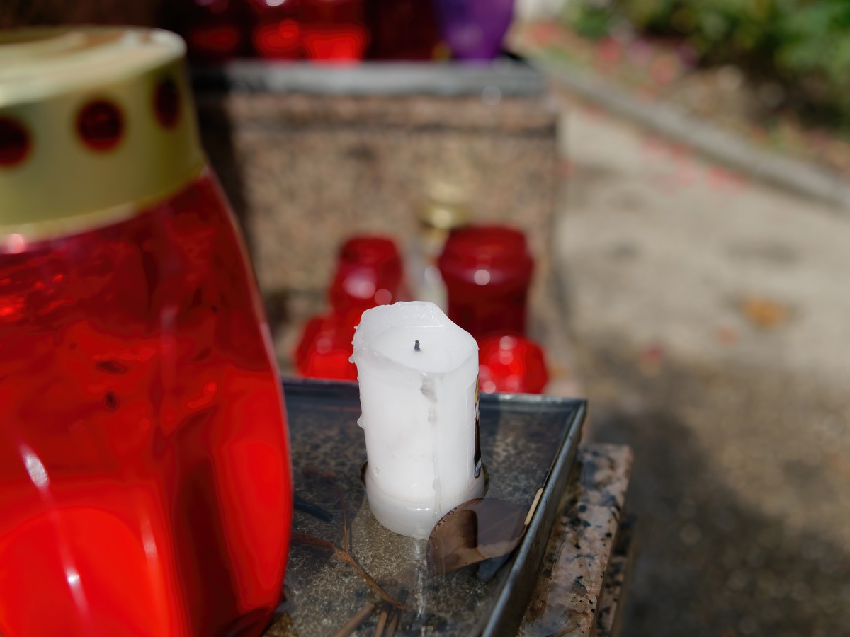 Sprawdzony sposób na zaschnięty wosk. Zastosuj ten jeden genialny trik, a Twój granitowy nagrobek będzie lśnił