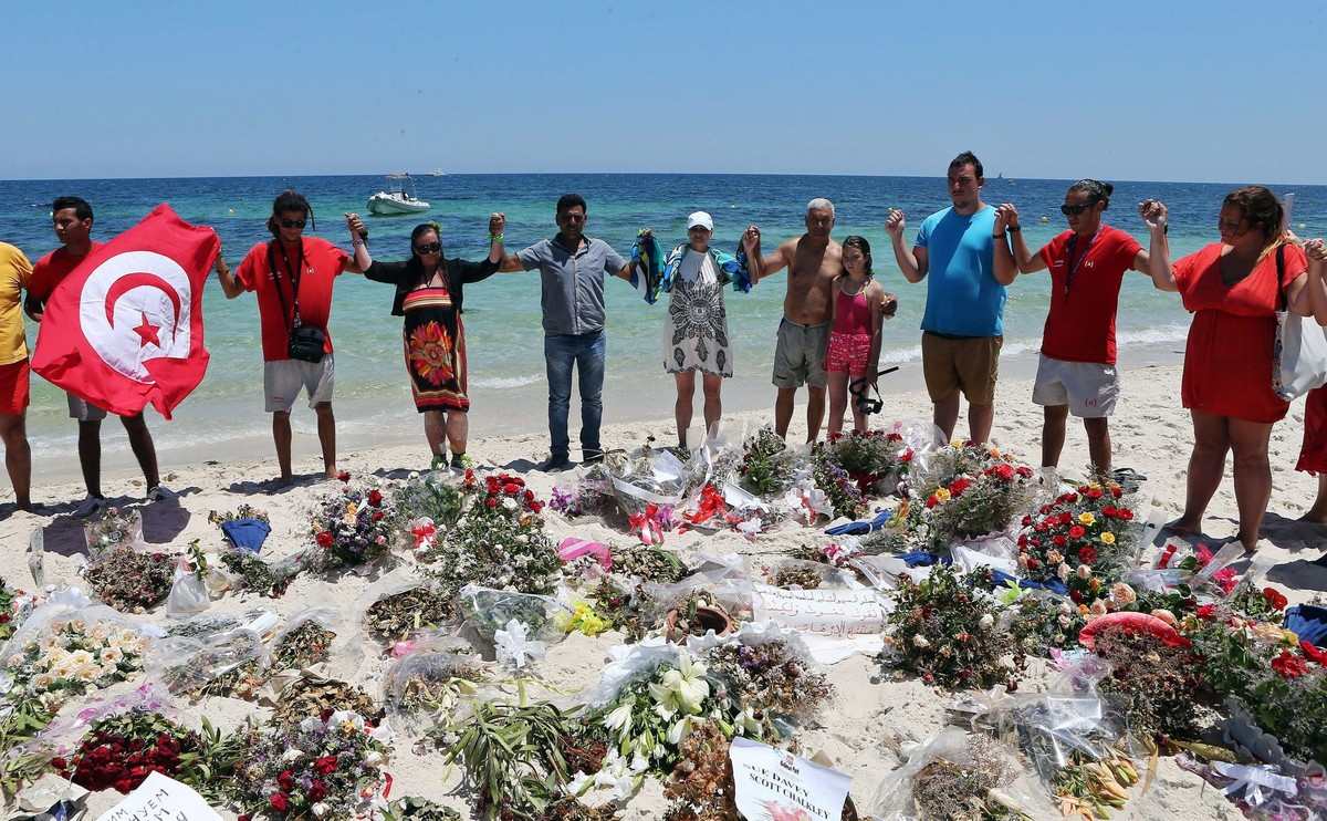 Tunezyjczycy i turyści oddają hołd ofiarom zamachu na plaży