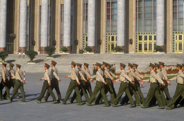 Żołnierze Chińskiej Armii Ludowo Wyzwoleńczej na Placu Tiananmen