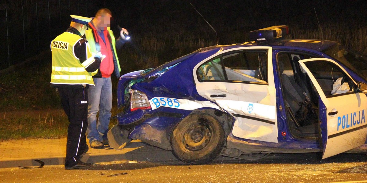 Szaleńczy pościg w Jeleniej Górze za kradzionym autem. Ranni policjanci!