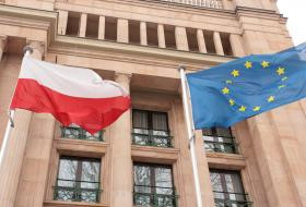 Wejście Polski do strefy euro wymaga zmiany art. 227 konstytucji. Konsekwencją przyjęcia nowej waluty będzie zmiana statusu Narodowego Banku Polskiego i Rady Polityki Pieniężnej.