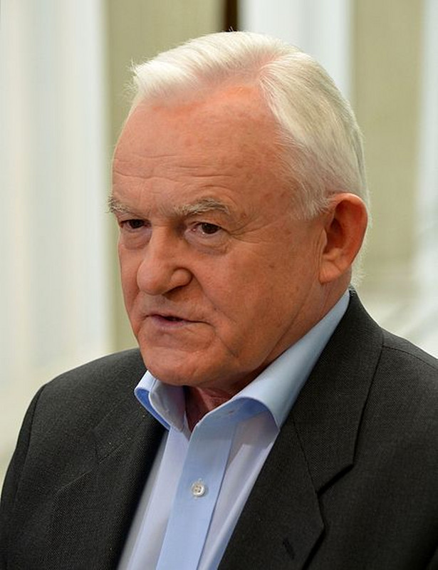 PiS sprzeciwia się pogrzebowi Jaruzelskiego na Powązkach. Miller: Jaskiniowy brak poczucia przyzwoitości