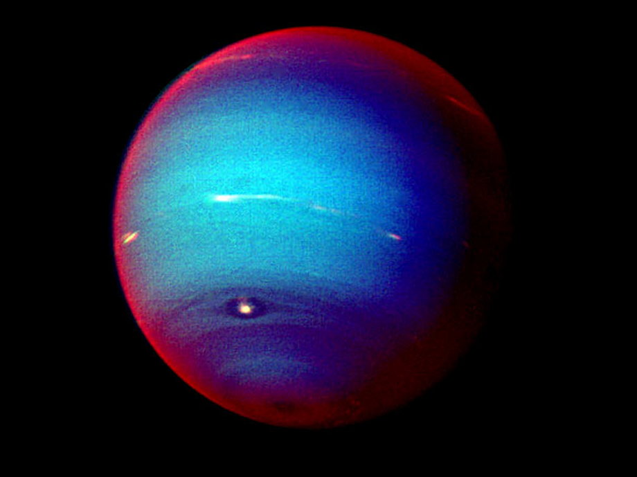 Neptun widziany w fałszywych kolorach przez sondę Voyager 2 w 1989 r. W tym przypadku czerwone lub białe zabarwienie oznacza, że światło słoneczne przechodzi przez bogatą w metan atmosferę