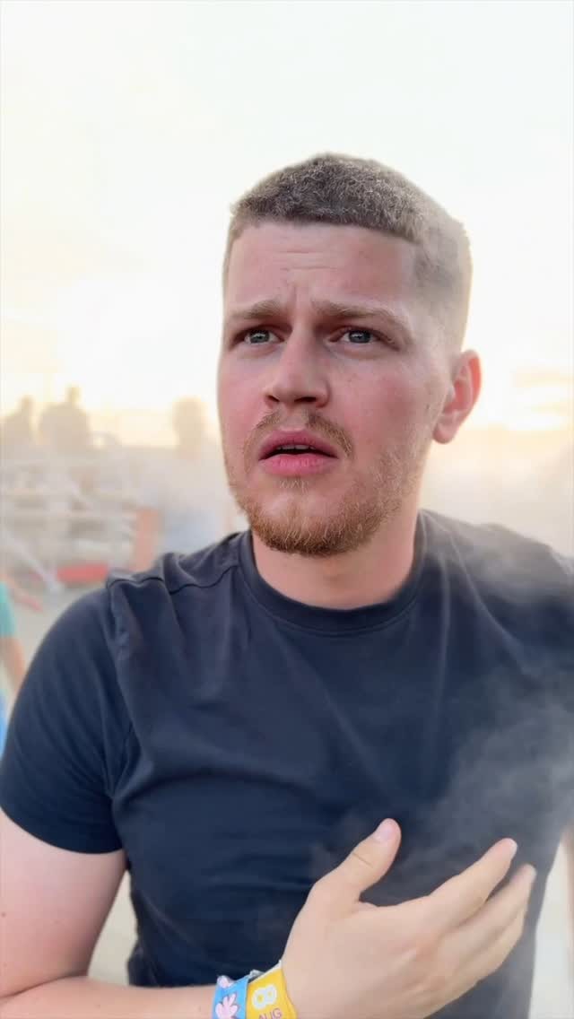 Herec a moderátor Oliver Oswald. 