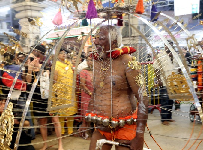 Uczestnicy tradycyjnej procesji pokazują swe poprzebijane i ozdabiane ciała. Co więcej, w takim 'stroju' nawet tańczą