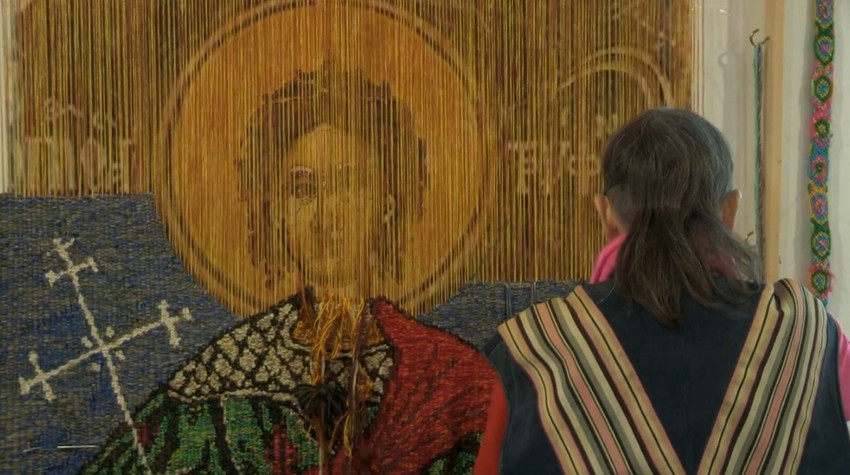 Zagorka Stojanović tka ćilim