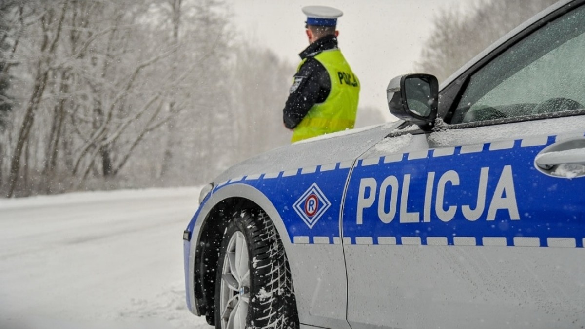 Policjanci z Biłgoraja uratowali 77-letniego mężczyznę, który klęczał na mrozie [Źródło: Onet]