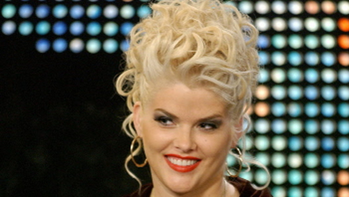 Anna Nicole Smith (kluczowe wymiary: 99-68-99) nigdy nie ukrywała, że wszystko zawdzięcza dwóm torebkom z silikonem, które kazała sobie wszczepić w klatkę piersiową jako początkująca striptizerka.