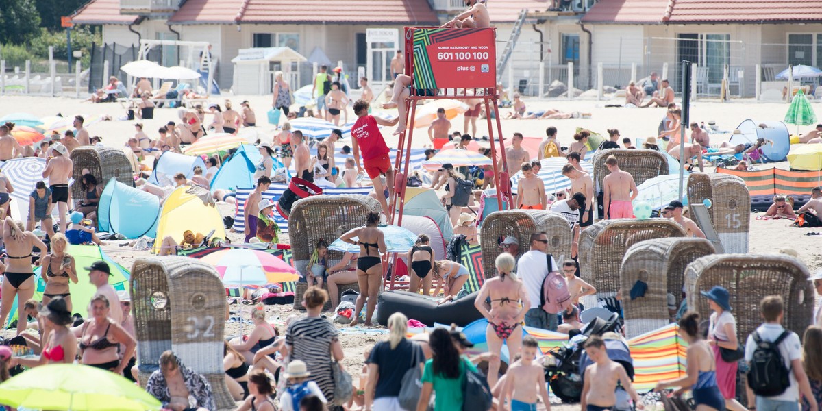 Bon turystyczny był odpowiedzią rządu na kryzys w branży turystycznej wywołany pandemią. Na zdjęciu wypoczynek na plaży w Sopocie.