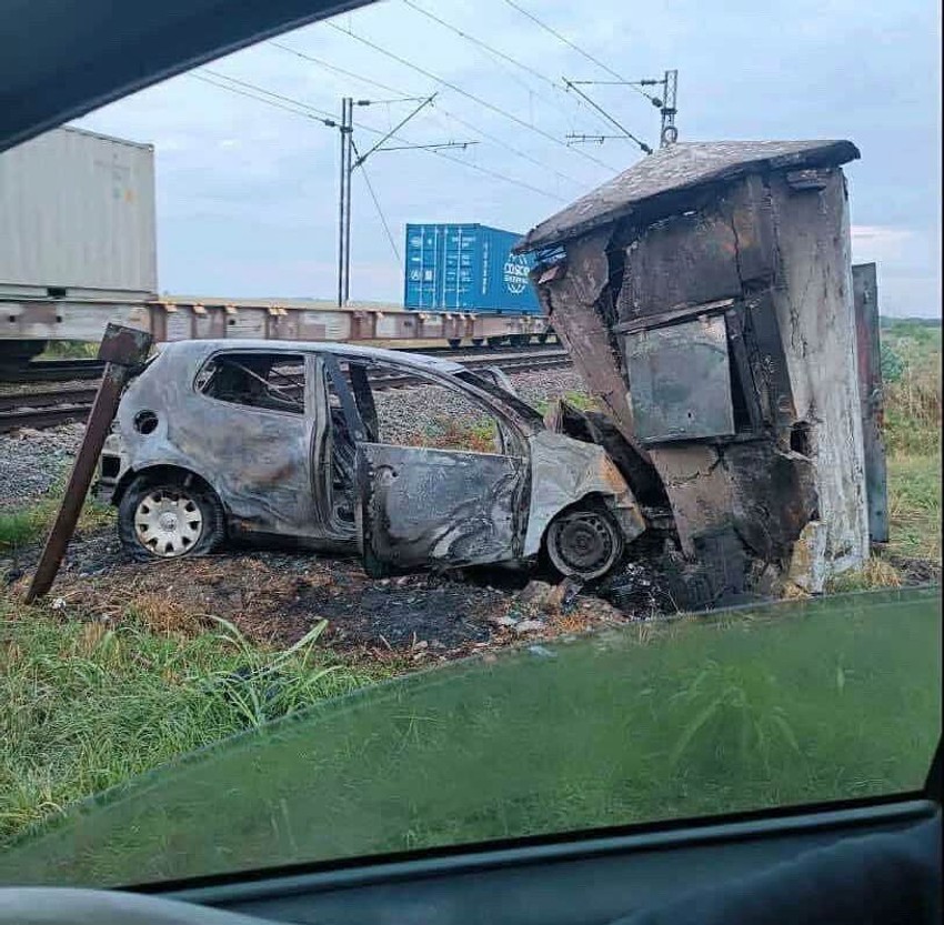 Auto udari i zapalio se na pružnom prelazu Putinci i Golubinci