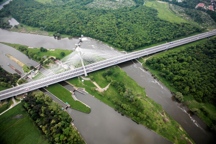 Wrocław z lotu ptaka: Most Rędziński , Obwodnica Autostradowa. 

We Wrocławiu zlokalizowane są także siedziby dużych polskich firm, m.in. Getin Holding, Dialog, Gazoprojekt, MCI Management, Impel i Kogeneracja S.A.