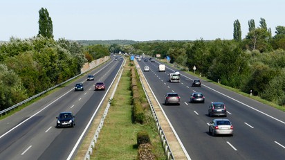 Fuldokló unokája miatt állt le az M7-esen, 100 ezerre büntették a nagymamát
