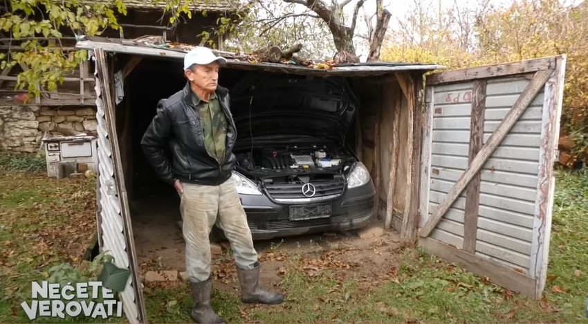 Vlado ispred šupe u kojoj se krije Mečka