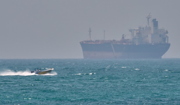 Čamac prolazi pored tankera u Ormuskom zalivu kod obale iranskog ostrva Kešm 18. aprila