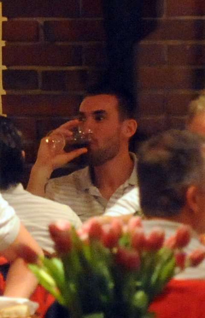 Piłkarze reprezentacji Francji nie odmawiają sobie wina do kolacji