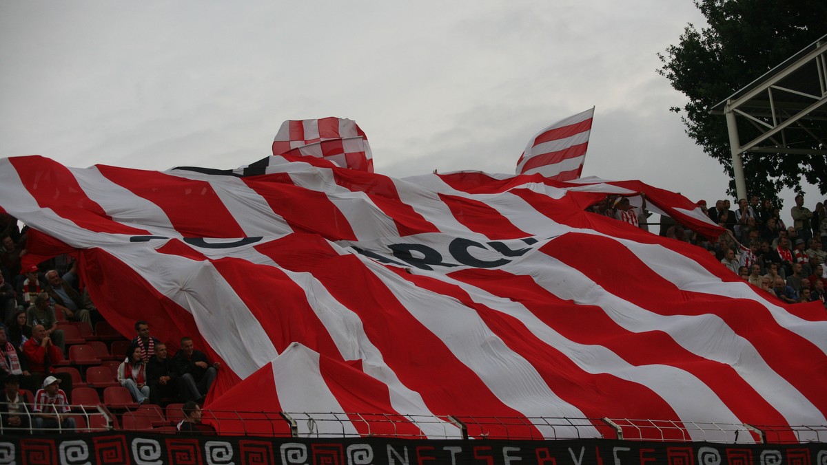 Radomir Szaraniec został nowym wiceprezesem MKS Cracovia SSA i będzie teraz odpowiadał za pion sportowy, marketing i sprawy handlowe. W rozmowie z Andrzejem Stanowskim z "Dziennika Polskiego" działacz podkreśla, że głosy o pogorszeniu się sytuacji na trybunach stadionu przy ulicy Kałuży są mocno przesadzone.