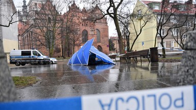 Przewrócili pomnik ks. Jankowskiego. Noc spędzą w areszcie, jutro przesłucha ich prokuratura