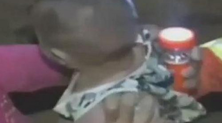 Így mentették ki a kisfiút a hat méter mély gödörből – videó