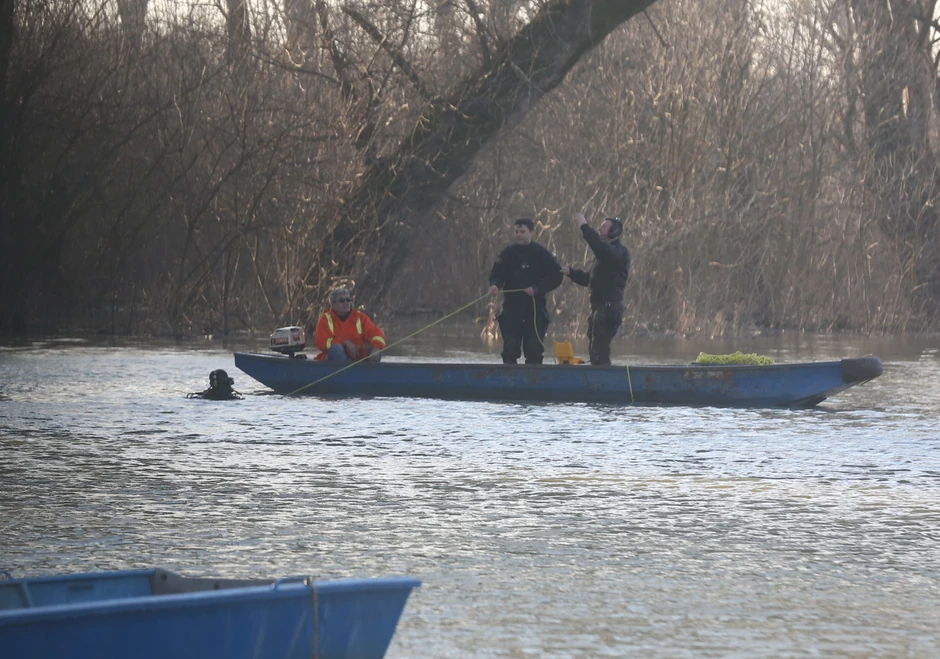Ronioci pretražuju reku u potrazi za dečakom