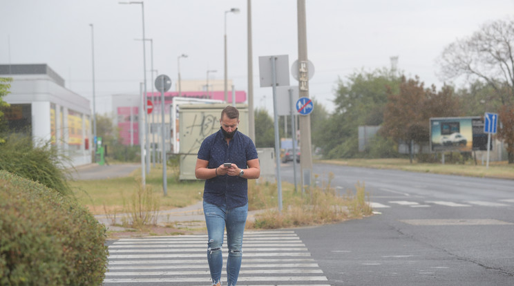 A telefonba mélyedő járókelő nem ritka látvány – így járni veszélyes! (képünk illusztráció)