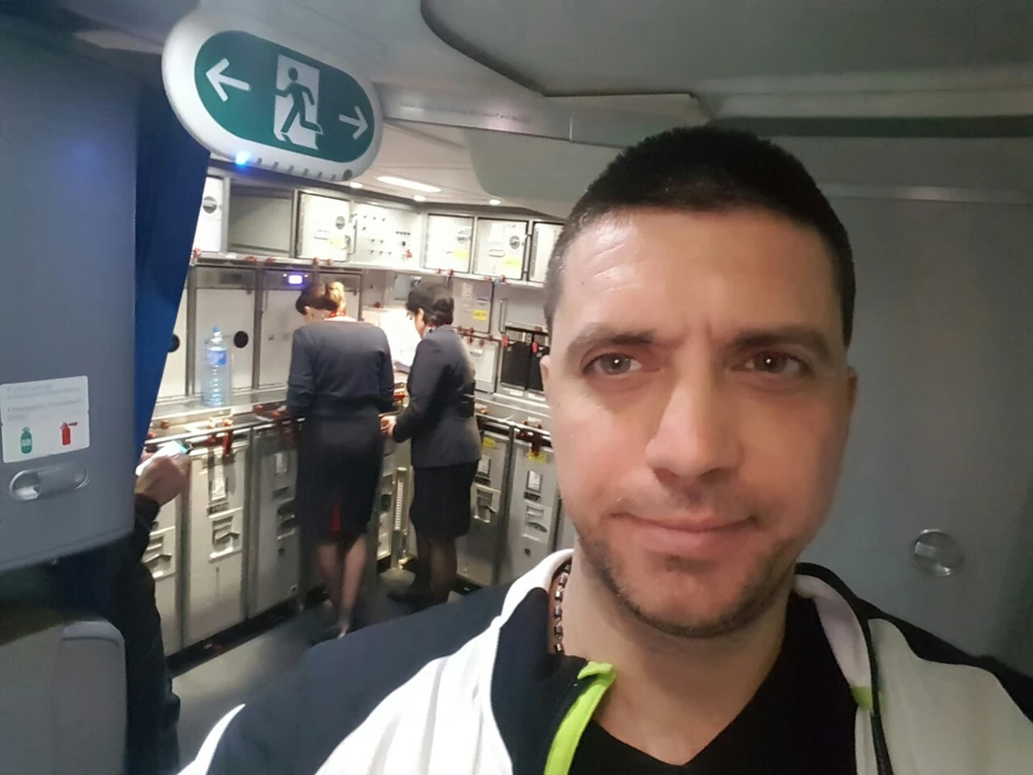 Aleksandar B. nakon ulaska u drugi avion