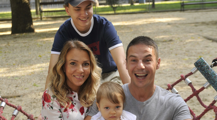 Cozombolis, felesége,
Gréta és fiuk, Arnold nagyon boldog kis Liza Olívia születése óta