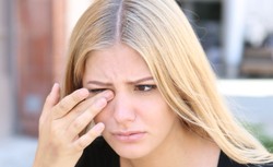 Widzisz przed oczami „robaczki”? To mogą być męty w oku