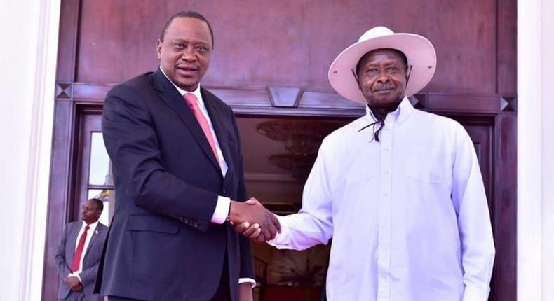 FILE PHOTO: Kenyan President Uhuru Kenyatta (L) shakes hands with Ugandan President Yoweri Museveni. (STR/AFP/Getty Images)