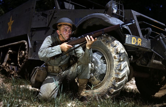 Żołnierz amerykański sfotografowany w Fort Knox w stanie Kentucky (czerwiec 1942, domena publiczna).