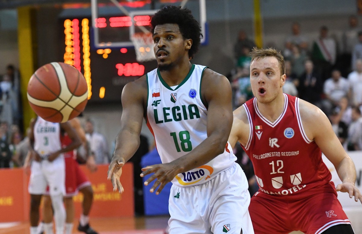 Koszykarz Legii Warszawa Raymond Cowels III (L) i Arturs Strautins (P) z Unahotels Reggio Emilia podczas meczu ćwierćfinałowego Pucharu Europy FIBA