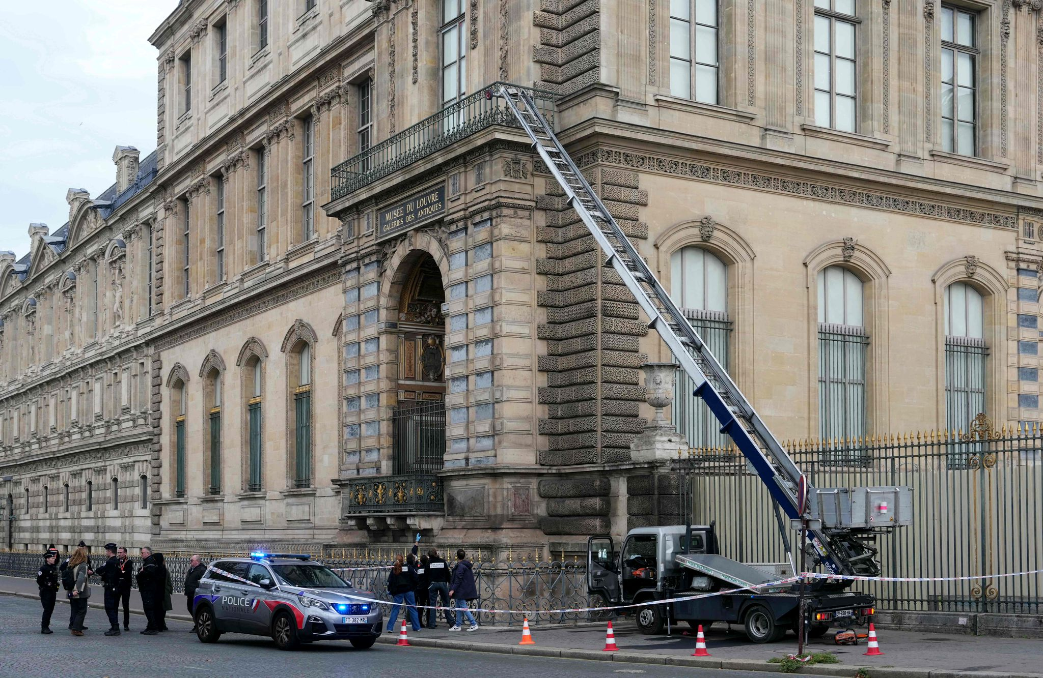88 Millionen Euro Beute: Drei Täter nach Louvre-Raub gefasst