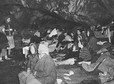 Mieszkańcy belgijskiego Schönberga szukający schronienia w jaskini