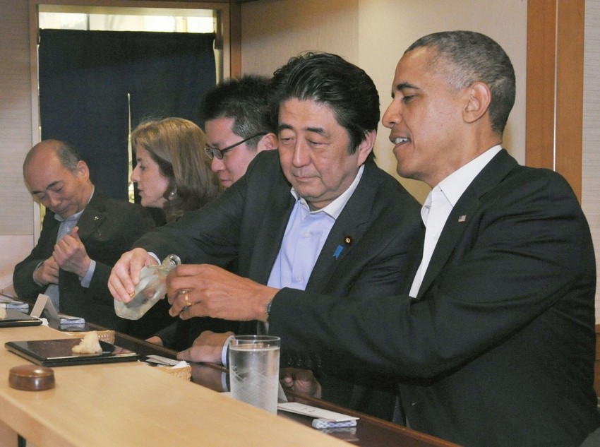 Abe poslužuje Obamu tradicionalnim japanskim pićem u restoranu
