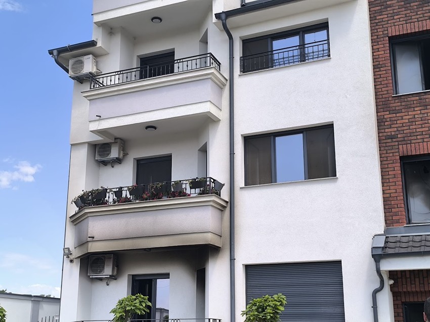 Zgrada u Surčinu u kojoj je izbio požar