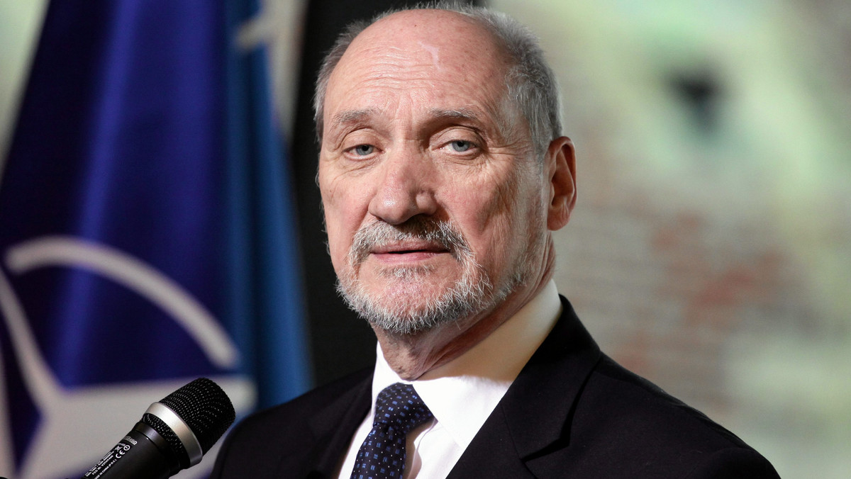 - Nie możemy tego inaczej traktować, jak prowokację - uważa minister obrony Antoni Macierewicz na temat incydentu nad Bałtykiem z udziałem samolotów należących do Rosji. Myśliwce dwukrotnie przeleciały niebezpiecznie blisko amerykańskiego okrętu wojskowego. - Jest to jeszcze jeden przejaw agresywnych zamiarów wobec NATO, wobec USA, wobec Polski - stwierdził minister w wypowiedzi dla RMF FM.