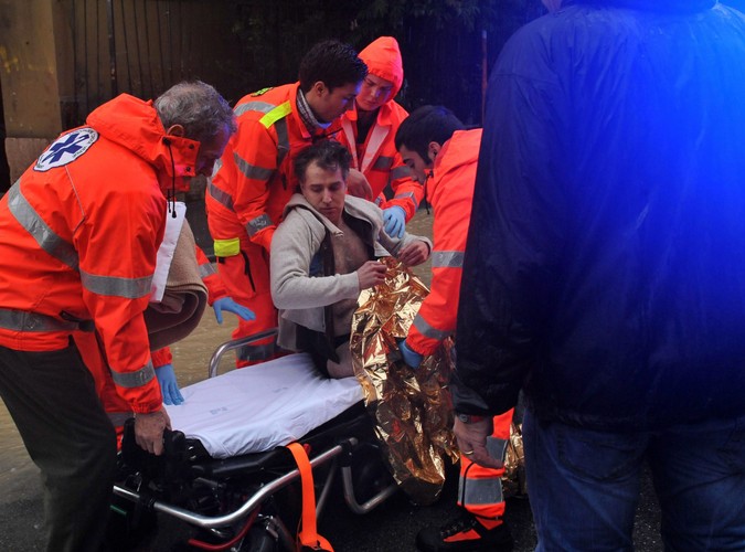 Ratownicy pomagają poszkodowanemu