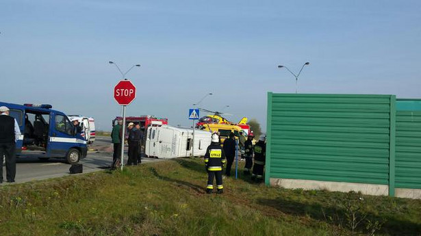 PELPLIN na Pomorzu. Wypadek busa, ranni w stanie ciężkim. Zdjęcia z akcji ratunkowej