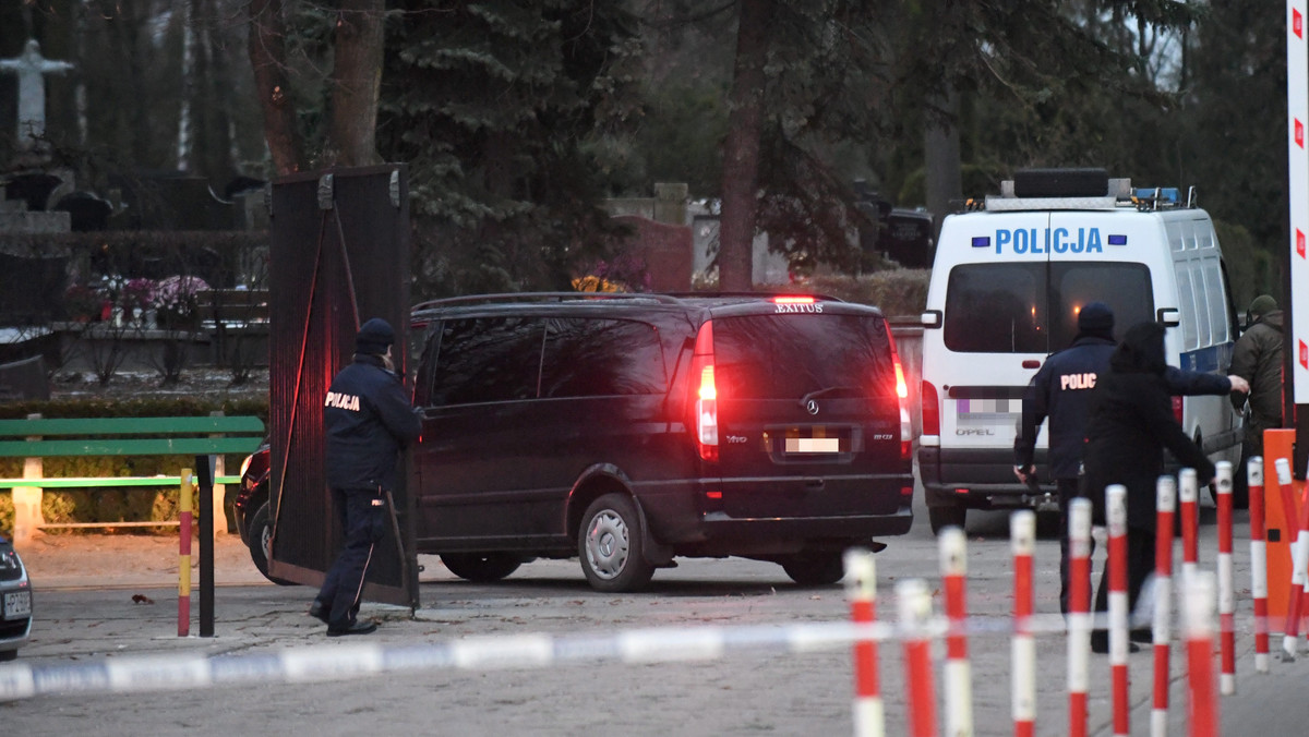 Na warszawskich Powązkach Wojskowych ekshumowano ciało z grobu mec. Stanisława Mikkego. To 16. ekshumacja przeprowadzona w związku ze śledztwem ws. katastrofy smoleńskiej - poinformowała rzeczniczka Prokuratury Krajowej Ewa Bialik.