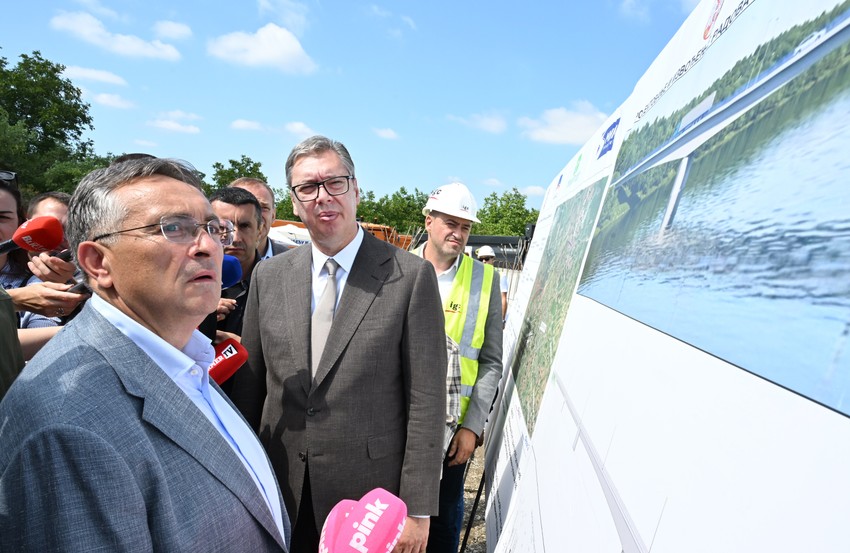 Aleksandar Vučić obilazi radove na izgradnji mosta preko Velike Morave kod Svilajnca i Velike Plane   