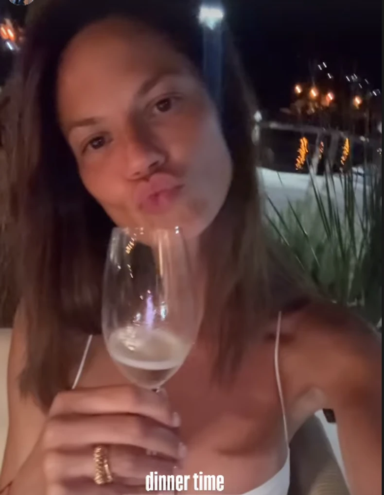 Danijela Dimitrovska na večeri sa verenikom i sinom