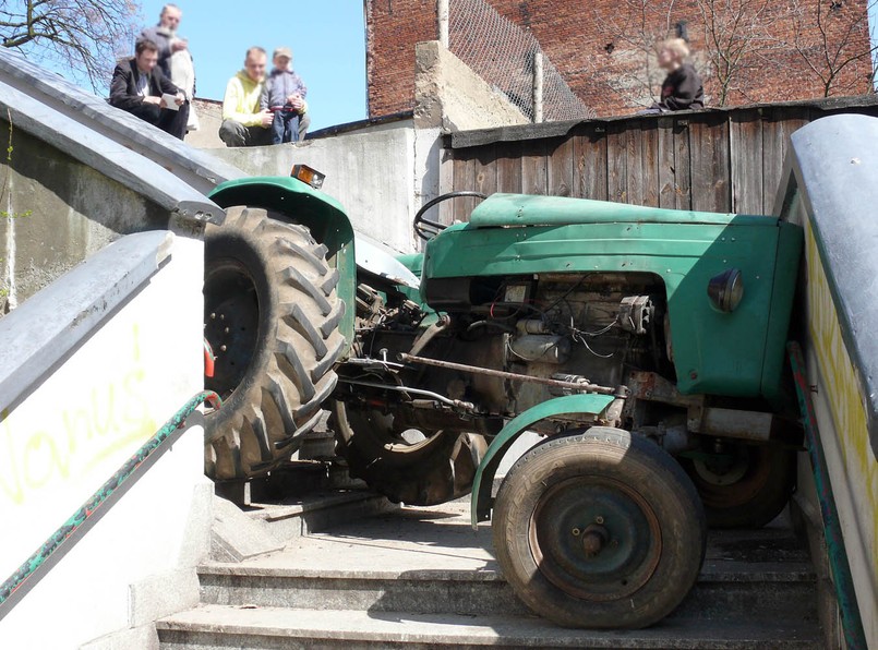 Tomasz J. po pijanemu chciał udowodnić, że traktor nadaje się na rajdy terenowe