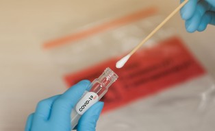 Testy na Covid-19 do samodzielnego wykonania będą dostępne jeszcze w styczniu?