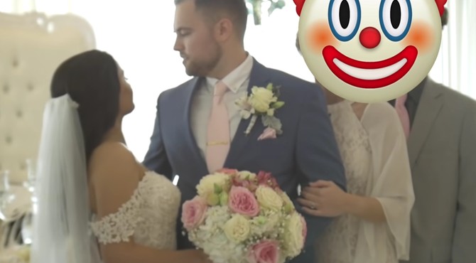 Mladenci i roditelji mladoženje na svadbenoj fotografiji 