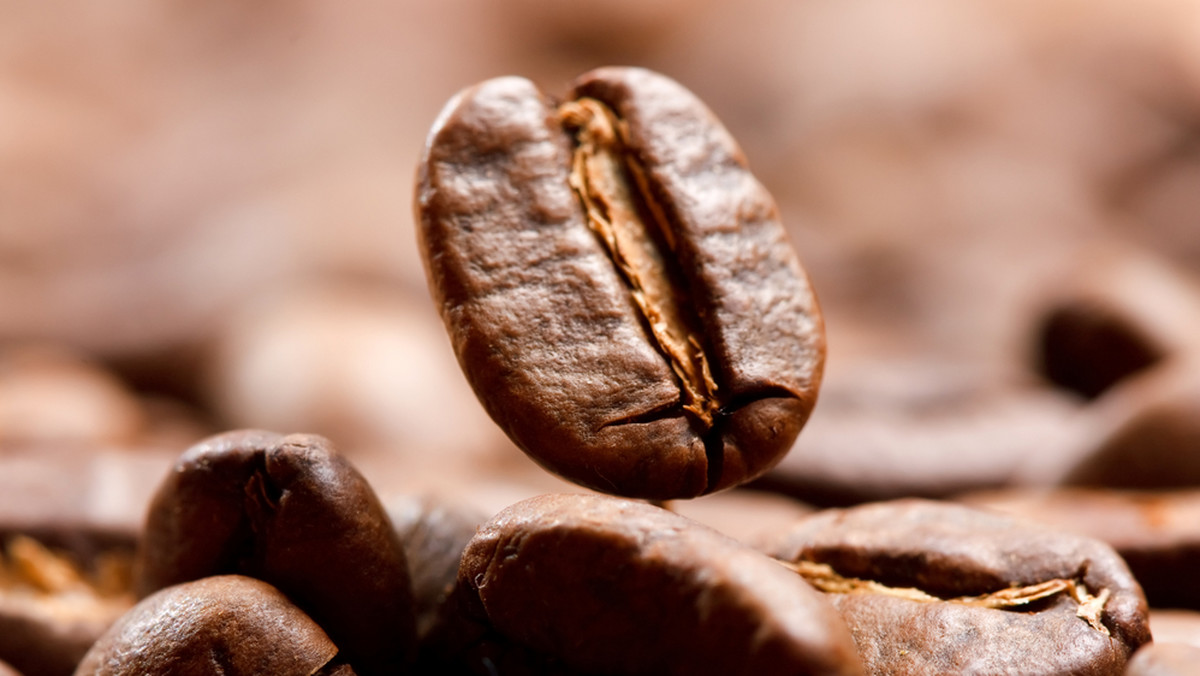 Kofeina została odkryta przez Friedricha Ferrdinanda Runge'a w 1819 roku i zdobyła ogromną popularność. Nie ma osoby, która nie słyszałaby o istnieniu tego związku. W rezultacie na całym świecie każdego roku zużywane jest ponad 120.000 ton kofeiny.