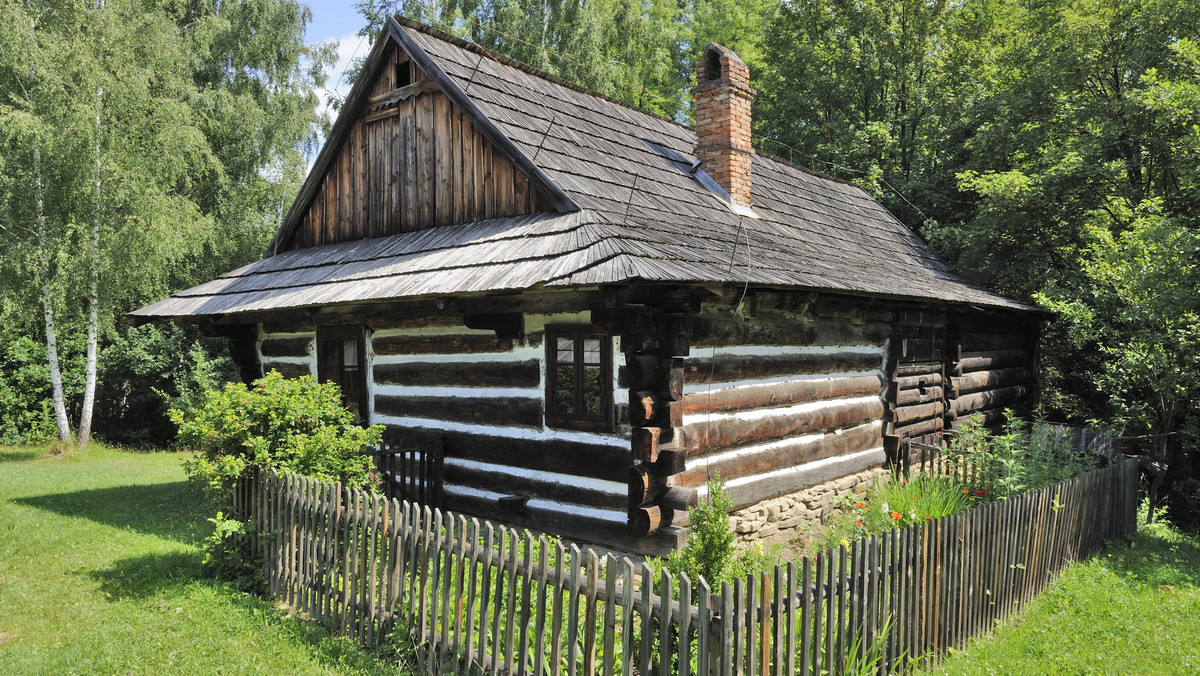 Sądecki Park Etnograficzny gromadzi zabytki architektury wiejskiej typowe dla grup etnicznych zamieszkujących tereny Sądecczyzny: Górali Łąckich, Lachów Sądeckich, Pogórzan, Łemków zachodnich oraz Cyganów karpackich. Placówka obchodzi 40. rocznicę powstania.