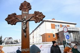 pikieta w obronie krzyża w kielnie. "uczestnicy płaczą i modlą się"