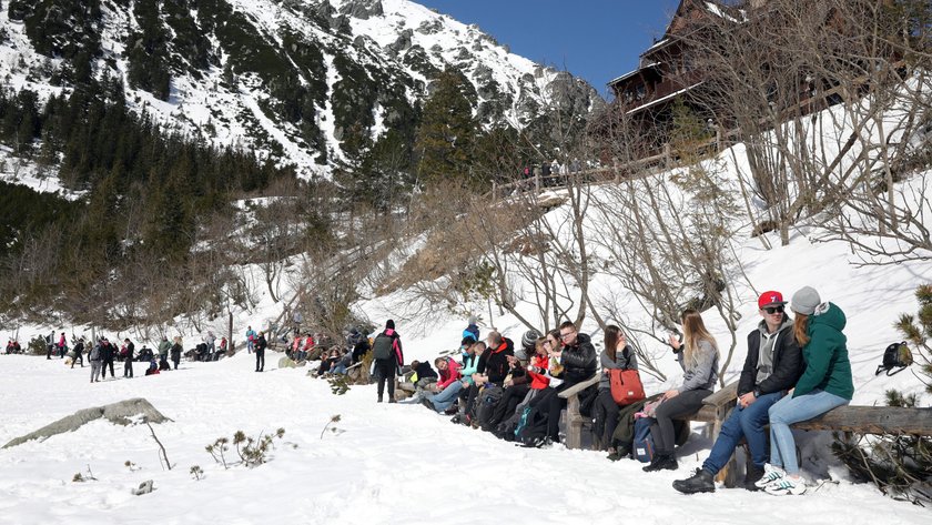 Morskie Oko oblężone przez turystów. 