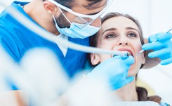 Ze strachu przed dentystą można się wyleczyć. Co to jest dentofobia?