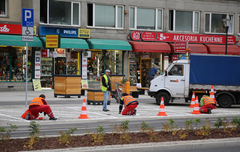 Ulice otwarte, a robotnicy wciąż pracują. 